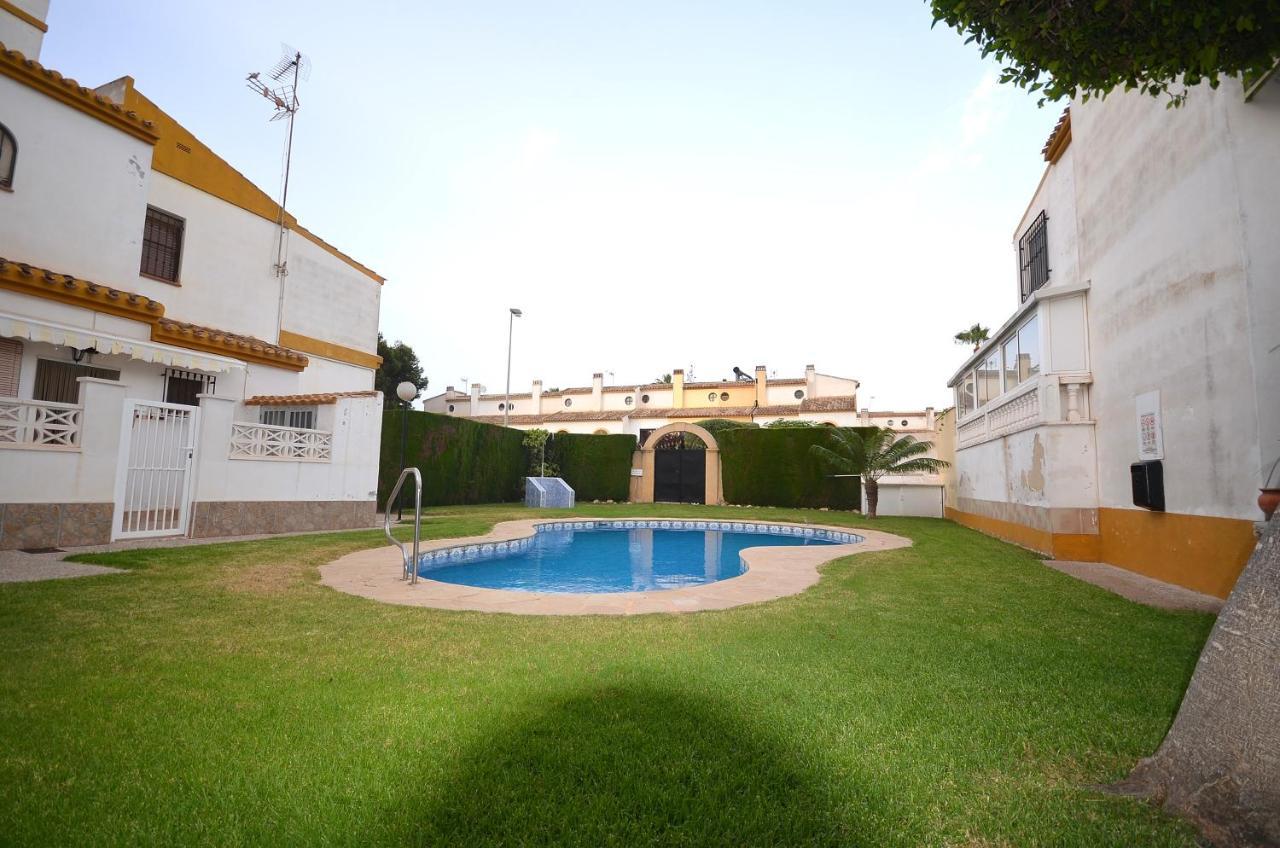 Villa Agradable Adosado Con Piscina, Duchas Hidromasaje Torrevieja Esterno foto
